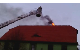 Чтобы потушить огонь на крыше нужна вот такая автовышка.