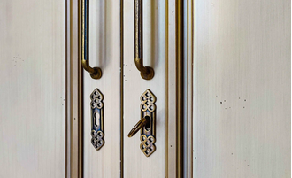 Шкаф для одежды с антресолью.