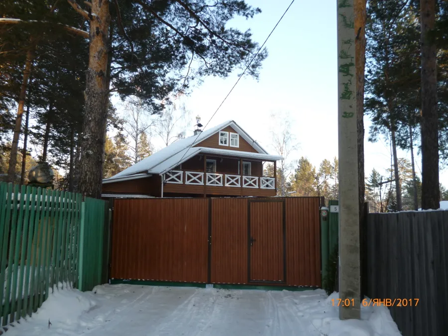 Фасады и  поднебесники обшиты имитацией бруса обработанным деревозащитным составом.
Углы и окна отделывались струганной доской обработанной фасадной краской.