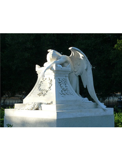 Фото памятника плачущий ангел с венком на могилу в СПб