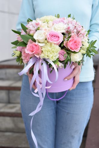 Шляпная коробка с розами, гвоздиками и альстромерией
