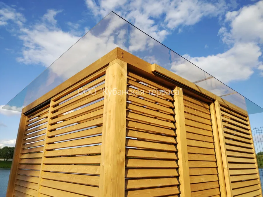 Деревянная пергола с раздвижными окнами, дверью, поворотными жалюзи и пирс из ДПК.