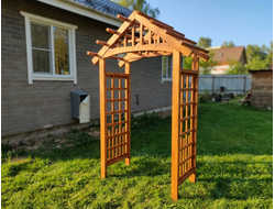 Деревянная арка-пергола с треугольной крышей
