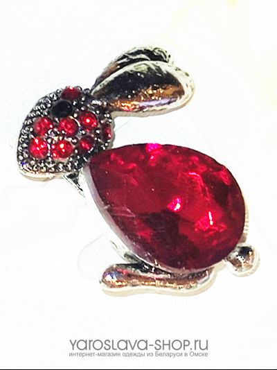 v-200 . Брошь кролик с красной каплей.