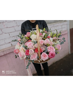 Корзина из пионовидных роз.