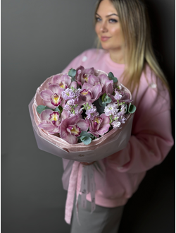 Букет орхидея с ароматной маттиолой