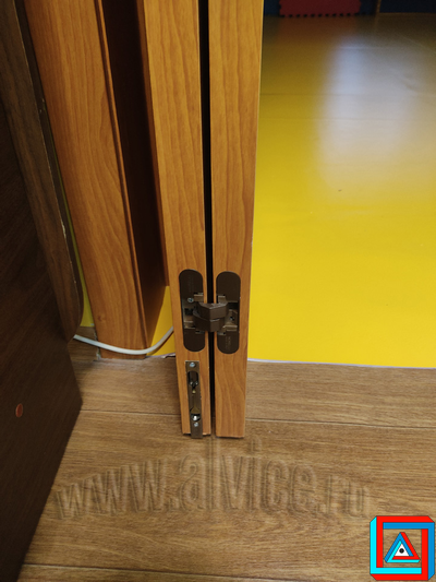 МДФ перегородка-гармошка с фрамугой из 3-х створок