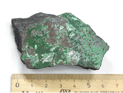 Уваровит кристаллы на породе, Кальцит, Урал (76*57*25 мм, 161 г) №25852