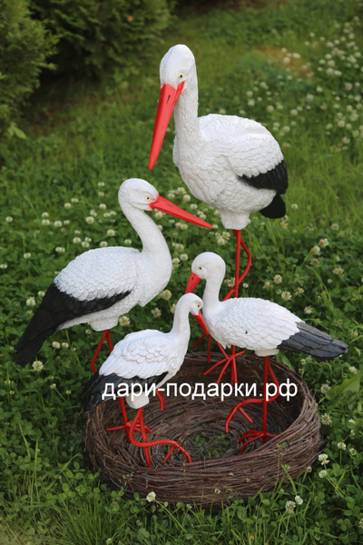 Аисты в гнезде Большая семья (Аист-70см, Аист-72см, Аист-80см, Аист-115см) Аист - является символом новой жизни. Согласно русским народным поверьям, аист - птица, счастье в Ваш дом. Также аист покровительствует рождению детей.