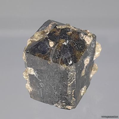 Вилуит, призматический двухголовый кристалл. Россия. 16*11*11мм