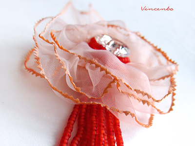 Брошь-цветок из органзы "Сердце в подарок"