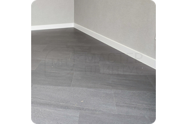 Изысканный декор: установка белого плинтуса Dollken Cubu Flex Life 100 - стильное дополнение к современному интерьеру.