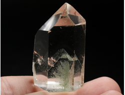 Кварц горный хрусталь с фантомами и хлоритом, кристалл полированный, Бразилия (47*28*21 мм, 44 г) №36857