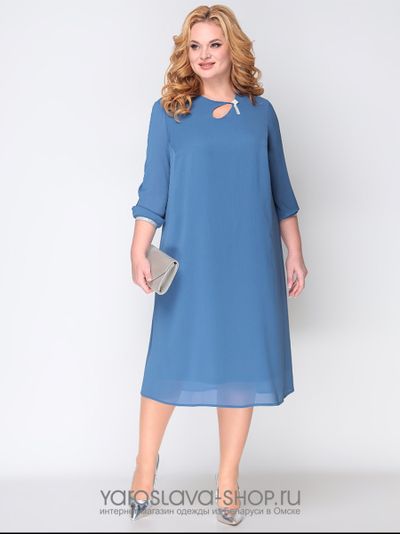 Платье А-силуэта из жатого шифона голубого цвета с брошью