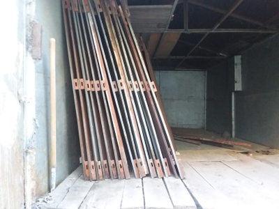 Металлический гараж уже разобран (серебристый)