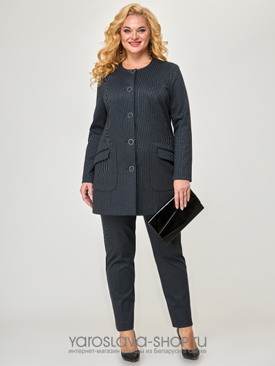 Деловой женский костюм: брюки и жакет на пуговицах в мелкую полоску
