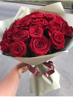 19 красных роз “Red Naomi”