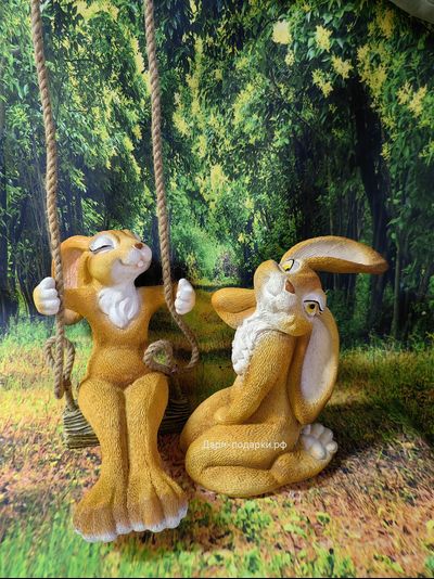 ЗАЙЧИХА МОДНИЦА  НА КАЧЕЛЯХ 28*18см   1,4кг   полистоун Россия 1649-012134   Заяц считается символом живительной силы, плодородия и жизненной энергии.