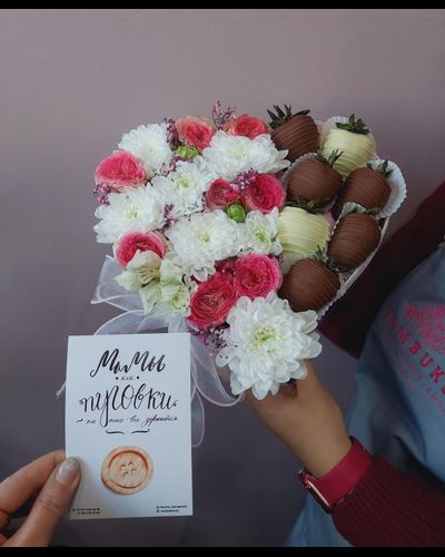 Коробка с цветами и клубникой размер s