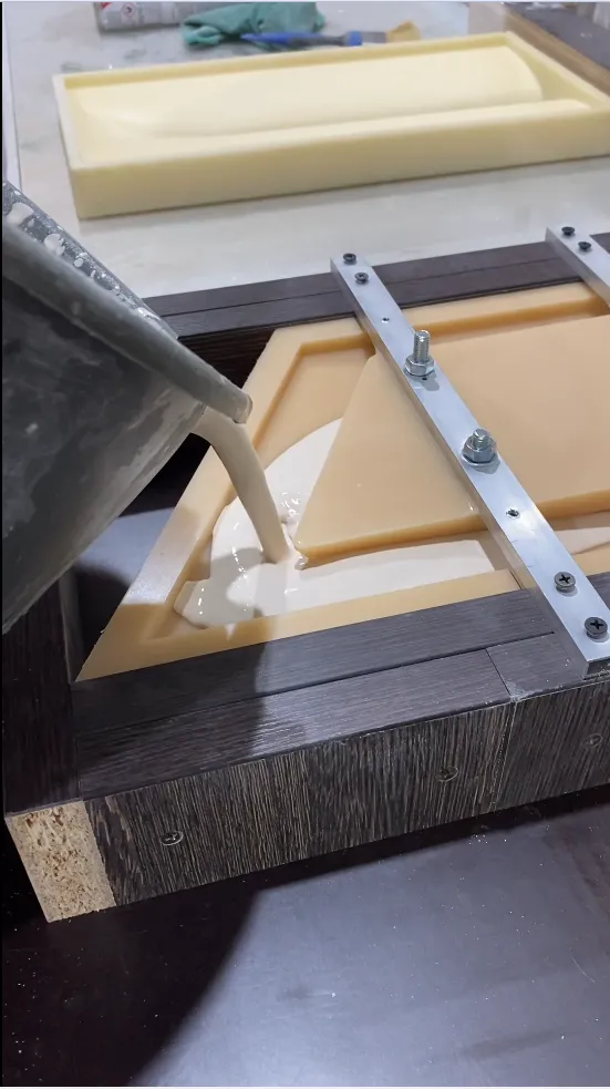 Далее форма заливается гипсовой смесью.