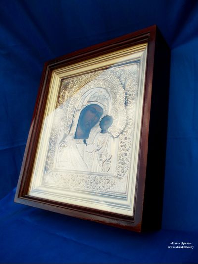 Деревянный киот для иконы в окладе