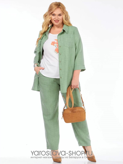 Женский трёхпредметный комплект, состоящий из жакета-рубашки, брюк и блузы в оливковом цвете