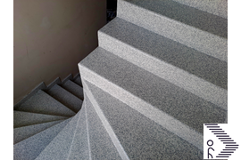 С поворотом 180 градусов с забежными ступенями