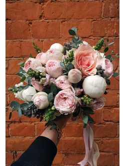 Букет невесты в молочном цвете: пионовидные розы, пионы, эвкалипт и антиринум