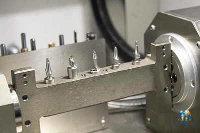 Фрезерный станок F4T: надежная обработка ZrO2, стеклокерамики, титана и других материалов с высокой точностью