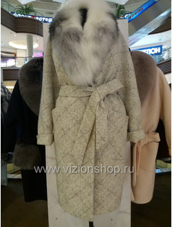 beloe-zimnee-palto-v-seruyu-kletku-zhenskoe-s-vorotnikom-meh