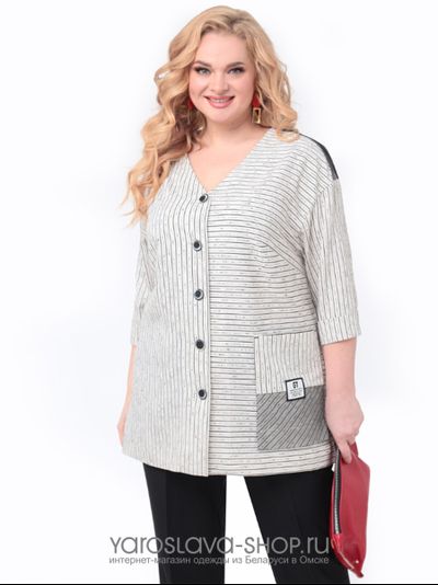 Брючный комплект: серая блуза в полоску, черные брюки