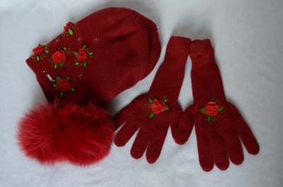 shapka-ushanka-krasnaya-s-ukrasheniyami-i-varezhki-vizio-italiya