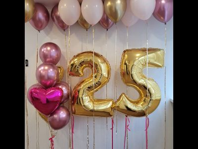 Фонтан из шаров нежный с цифрами и шарами под потолок