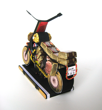 Мотоцикл из конфет - вкусный подарок для мужчины