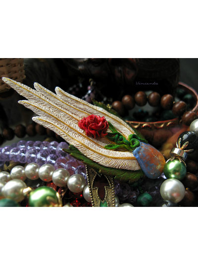 Роза Ветров. Необычная брошь с цветком и перьями из полимерной глины