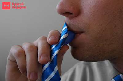 галстук фляжка