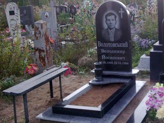 Фото вертикального бюджетного памятника на могилу в форме полукруга в СПб