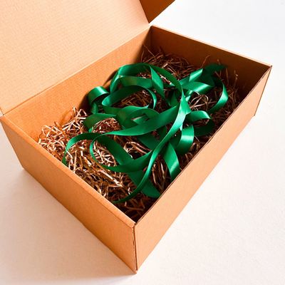 Большая подарочная коробка GILEV 44x32x15см с зеленой лентой и наполнителем крафт