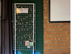 Стенд для фото с гирляндой