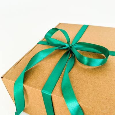 Подарочная коробка GILEV 32x32x12см (3 штуки) с наполнителем и зеленой лентой