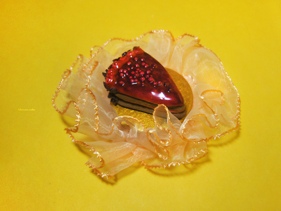 Брошь "Ещё кусочек ягодно-шоколадного тортика"