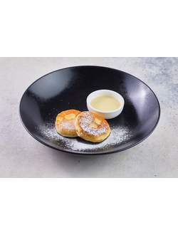 Сырники с соусом на выбор (сгущёнка, джем, сметана)