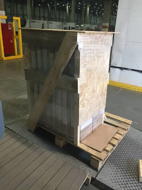 Изготовили заказ и подготовили его к отправке. Панели и электрику со световыми профилями отправляли как полагается - в транспортной обрешётке, чтобы все доехало целым.