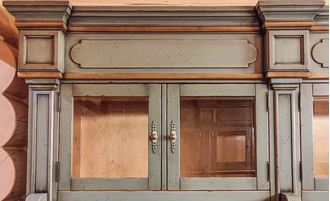 Библиотека модульная закрытая, с лестницей.