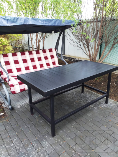 Металлический уличный столик.