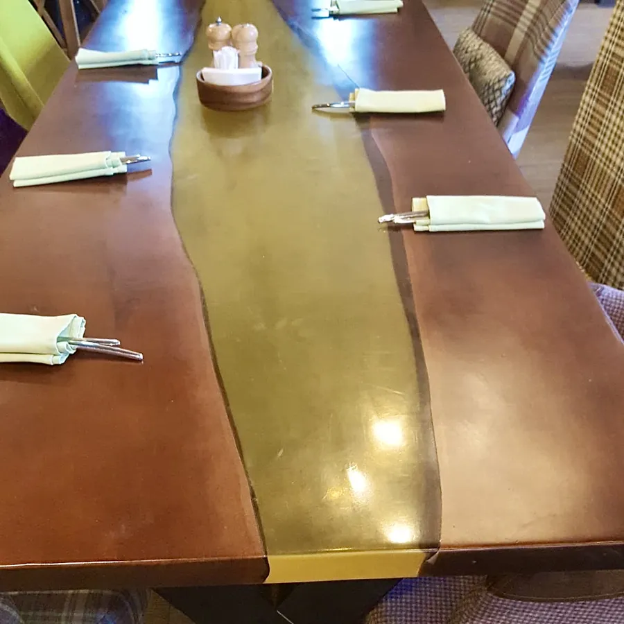 Стол-река из карагача. Сеть семейных кафе  "Андерсон", г.Москва, работа spilcenter.com