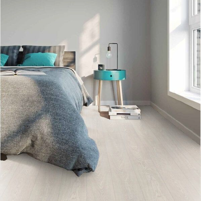 Декор ламината Wineo Дуб Спокойный Белый LA169LV4 в интерьере комнаты