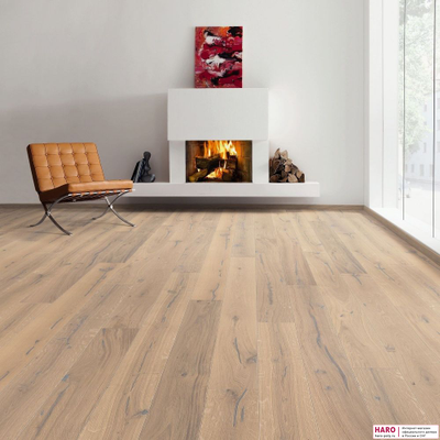 Декор паркетной доски Haro Дуб Пуро Белый Алабама браш 1-пол, масло 529764 в интерьере гостиной