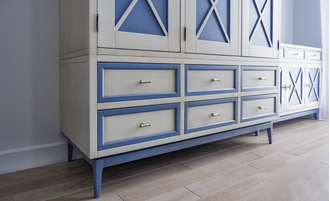 Шкаф для одежды трехстворчатый с перекрестиями в стиле 50х.