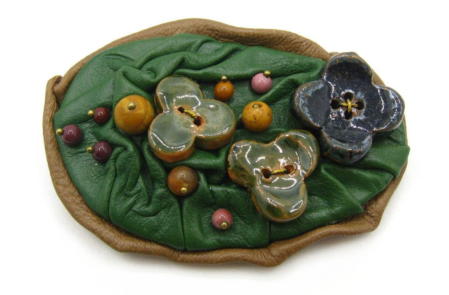 "Лесная поляна". Брошь из кожи с яшмой и керамикой, украшение ручной работы от Наталии Смирновой
